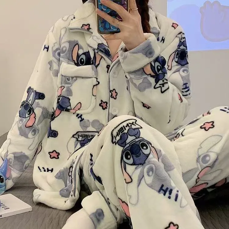 Зимний плюшевый пижамный комплект Kawaii с мультяшной строчкой, женский комплект из кораллового флиса с изображением Диснея, теплая домашняя одежда, милая ночная рубашка для девочек
Зимний плюшевый пижамный комплект Kawaii с мультяшной строчкой, женский комплект из кораллового флиса с изображением Диснея, теплая домашняя одежда, милая ночная рубашка для девочек