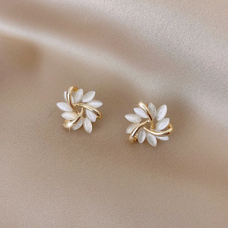 Women's temperament flower earrings Korean sweet romantic earring fashionable gold crystal zircon party accessories gift
Women's temperament flower earrings Korean sweet romantic earring fashionable gold crystal zircon party accessories gift
