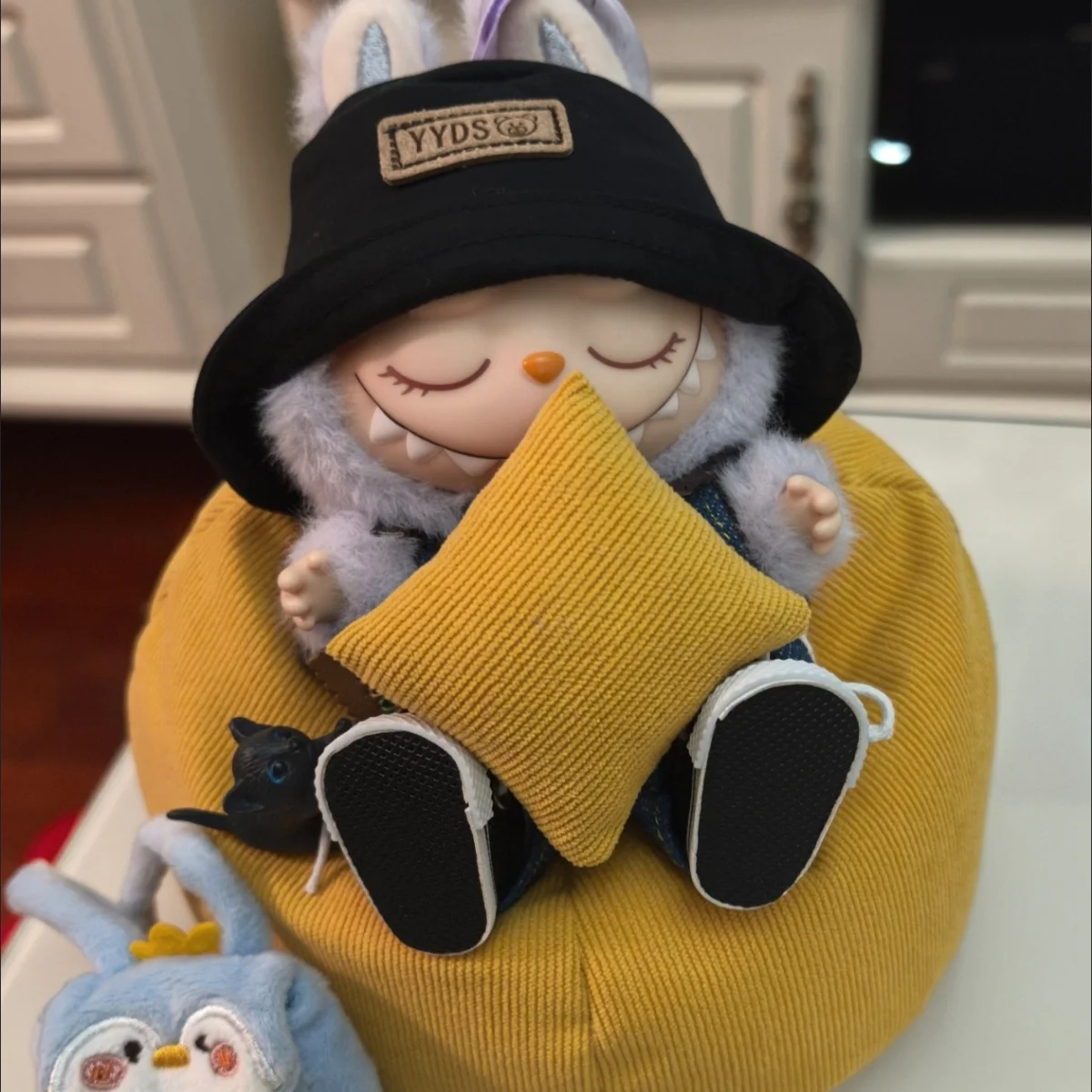 Для 17 см Labubu Мини-диван с подушкой Bjd Декор кукольной комнаты 2-го поколения Серия сидячих вечеринок Кукольный диван Автомобиль Мини-диван-кровать
Для 17 см Labubu Мини-диван с подушкой Bjd Декор кукольной комнаты 2-го поколения Серия сидячих вечеринок Кукольный диван Автомобиль Мини-диван-кровать