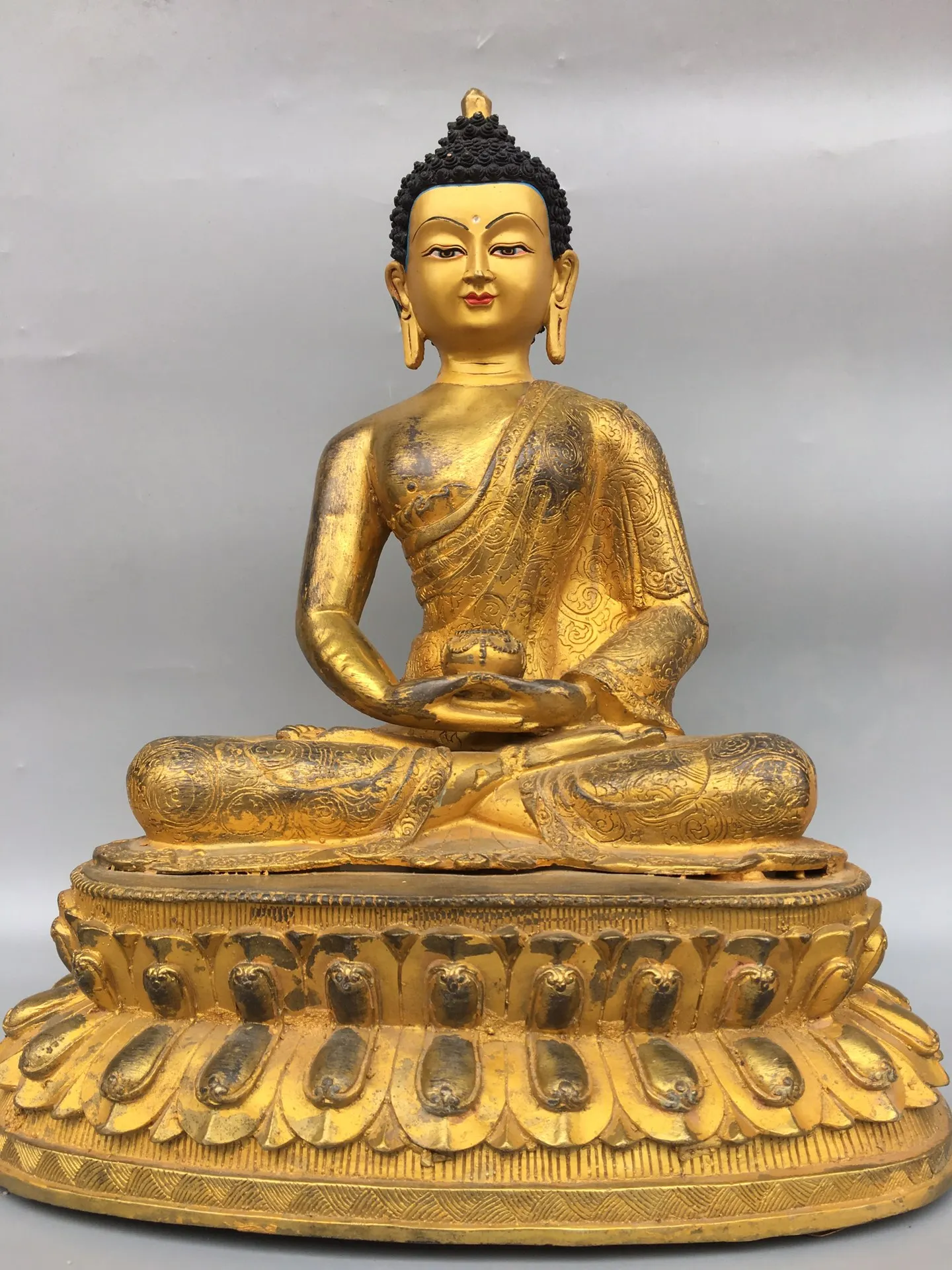 17"Tibetan Temple Collection Old Bronze Gilded Face Painting Mosaic Gem Shakyamuni Sitting Buddha Lotus Platform Worship Hall
17"Tibetan Temple Collection Old Bronze Gilded Face Painting Mosaic Gem Shakyamuni Sitting Buddha Lotus Platform Worship Hall