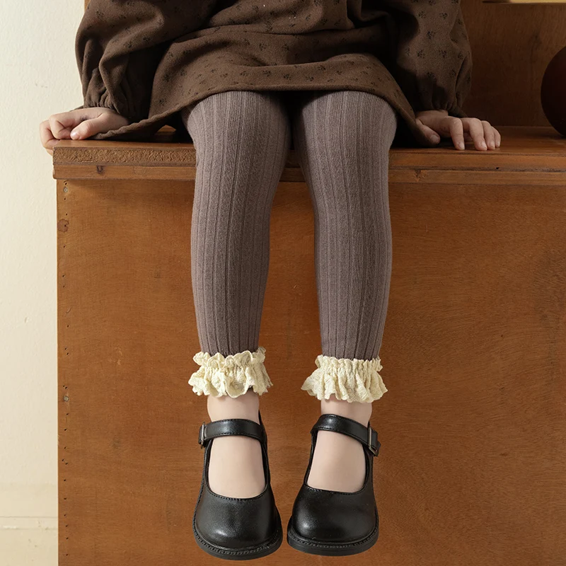 A pair of soft and breathable autumn and spring Korean-style sweet and versatile floral lace nine-pointed pants socks.
A pair of soft and breathable autumn and spring Korean-style sweet and versatile floral lace nine-pointed pants socks.