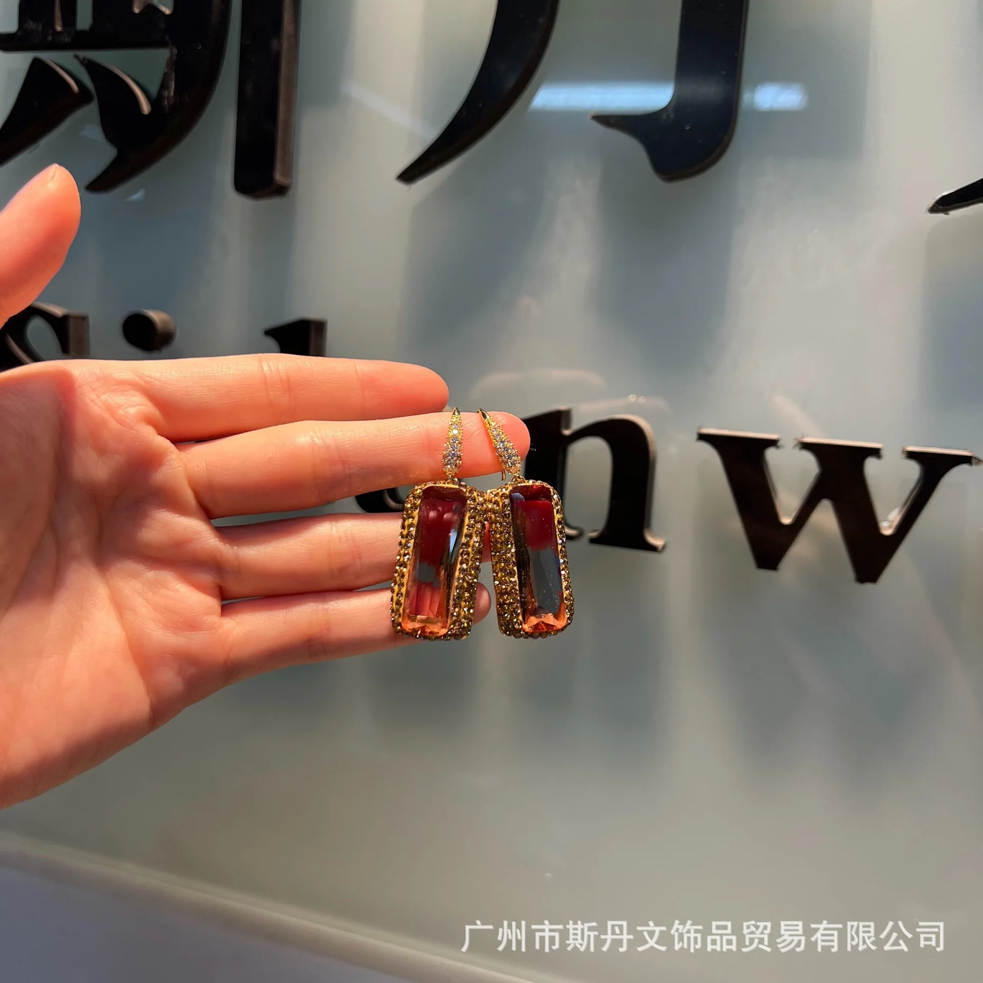 Sultan stone boehmite changing stone, fine-point round color-retaining micro-inlaid high-end fashion color-retaining earrings
Sultan stone boehmite changing stone, fine-point round color-retaining micro-inlaid high-end fashion color-retaining earrings