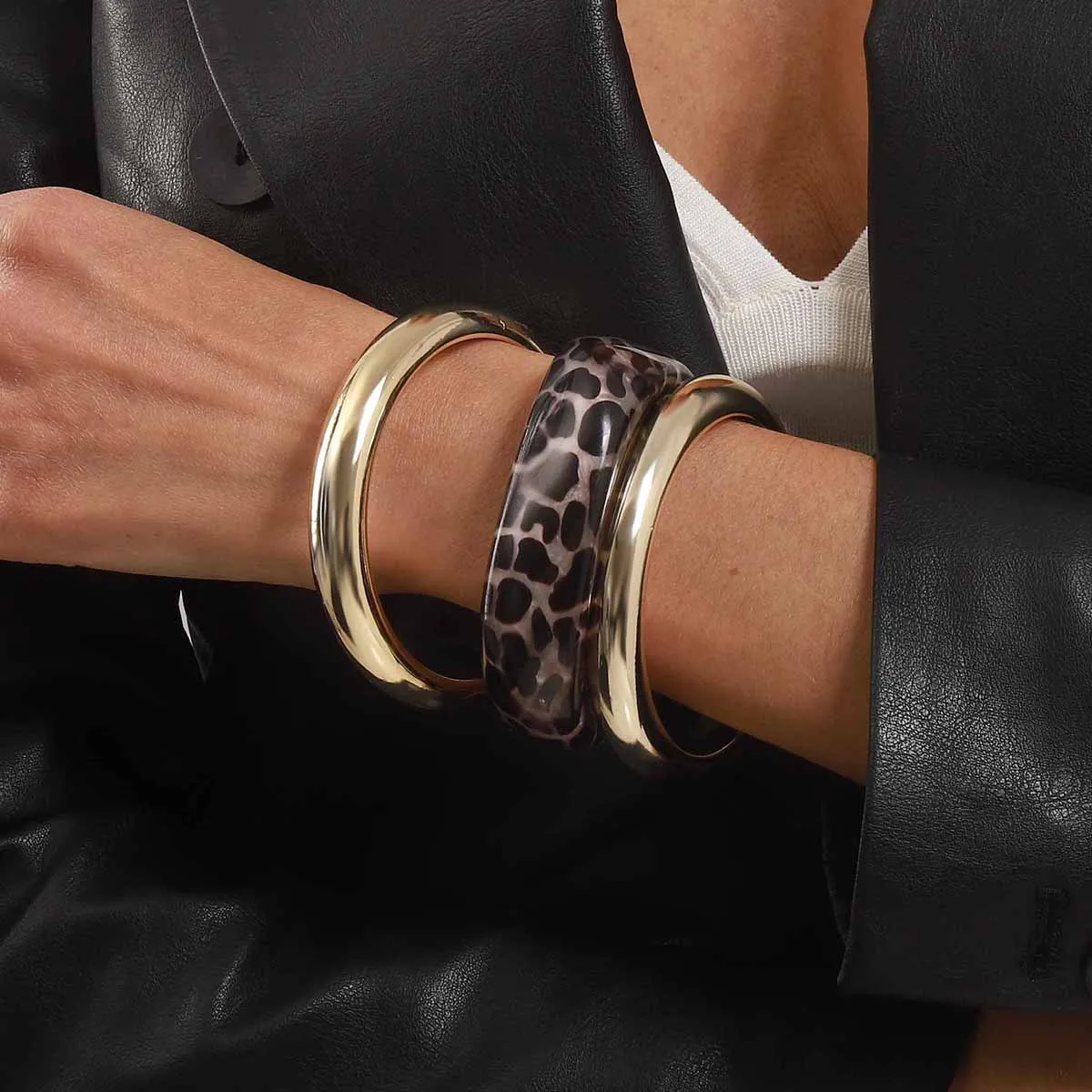 Vintage-style layered circular bracelet with a design aestheti
Vintage-style layered circular bracelet with a design aestheti