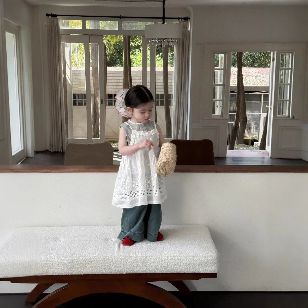 Girls' 2025 Summer New Korean Embroidered Strap Dress Baby Girl's Elegant Doll
Girls' 2025 Summer New Korean Embroidered Strap Dress Baby Girl's Elegant Doll