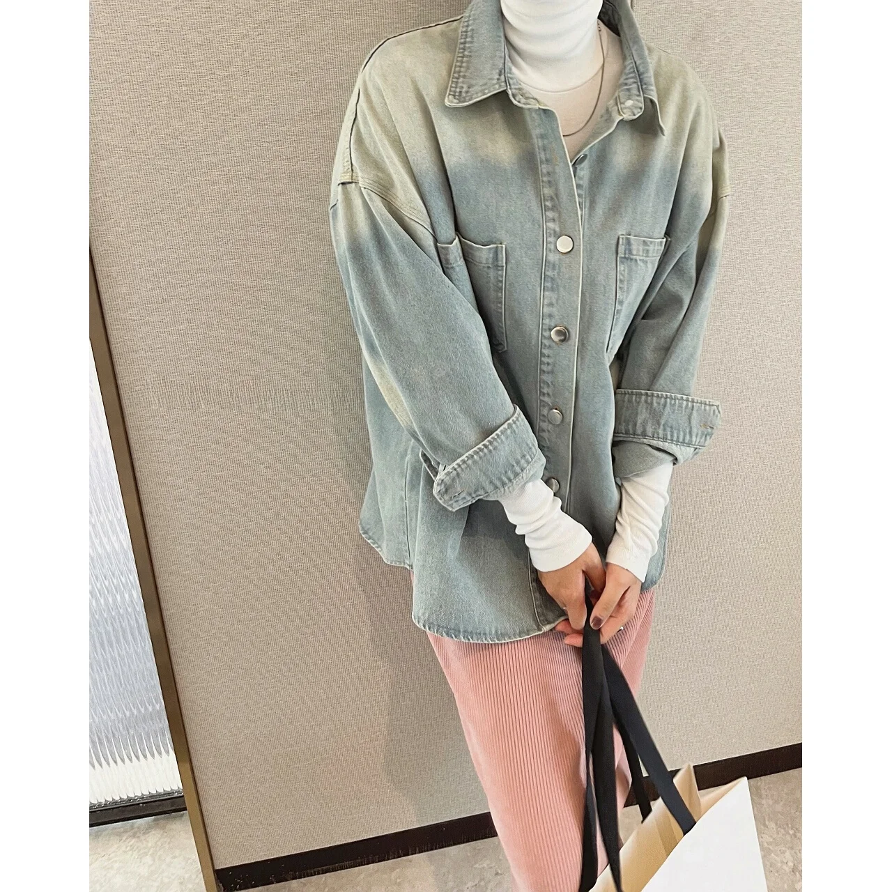 Утепленная светло-голубая джинсовая рубашка для женщин, верхняя одежда, многослойная, осенне-зимняя, новая, в стиле ретро, корейский свободный крой
Утепленная светло-голубая джинсовая рубашка для женщин, верхняя одежда, многослойная, осенне-зимняя, новая, в стиле ретро, корейский свободный крой