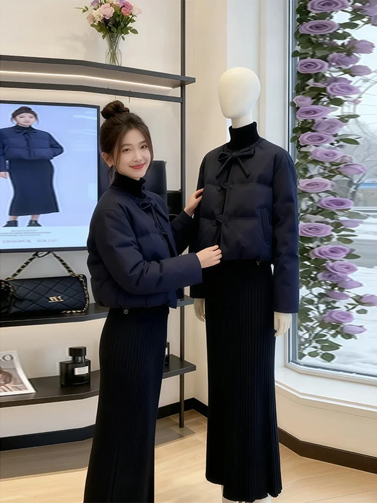 Корейская женская зимняя куртка из хлопка с отложным воротником, новая, универсальная, теплая, короткая, маленького размера, для повседневной носки
Корейская женская зимняя куртка из хлопка с отложным воротником, новая, универсальная, теплая, короткая, маленького размера, для повседневной носки