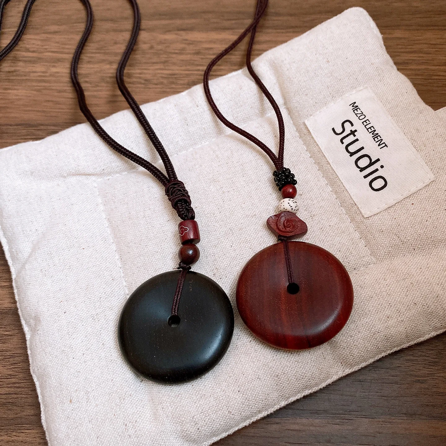 New Chinese Style Round Wood Pendant Necklaces for Women Button Shape Ping An Kou Neck Chain Retro Long Adjustable Rope Jewelry 
New Chinese Style Round Wood Pendant Necklaces for Women Button Shape Ping An Kou Neck Chain Retro Long Adjustable Rope Jewelry