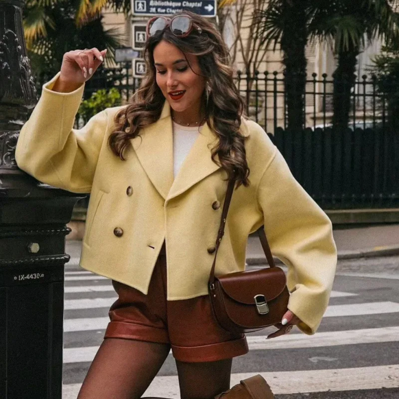 Однотонное короткое шерстяное пальто с двумя рядами пуговиц, элегантная модная женская верхняя одежда высшего качества, напрямую от производителя
Однотонное короткое шерстяное пальто с двумя рядами пуговиц, элегантная модная женская верхняя одежда высшего качества, напрямую от производителя