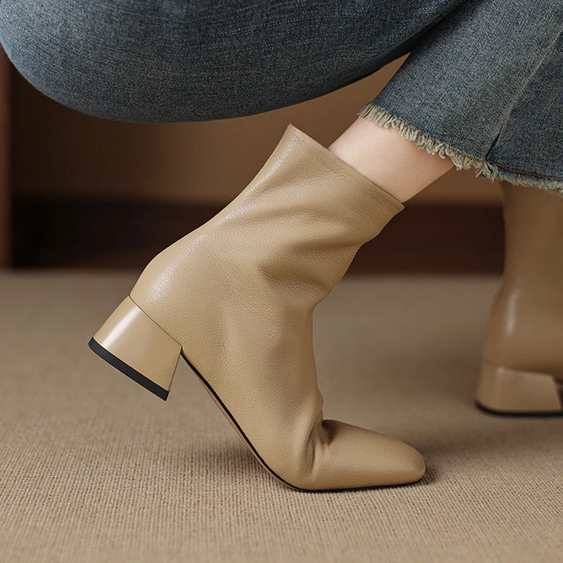 Women's new autumn and winter cowhide square toe thick heel mid heel plus size side zipper and calf Chelsea fashion short boots
Women's new autumn and winter cowhide square toe thick heel mid heel plus size side zipper and calf Chelsea fashion short boots