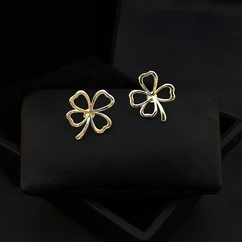 Lucky Four-Leaf Clover Small Brooch Women Badge Cute Flower Anti-Exposure Cardigan Pins Fixed Collar Pin Ornament Jewelry Gifts
Lucky Four-Leaf Clover Small Brooch Women Badge Cute Flower Anti-Exposure Cardigan Pins Fixed Collar Pin Ornament Jewelry Gifts