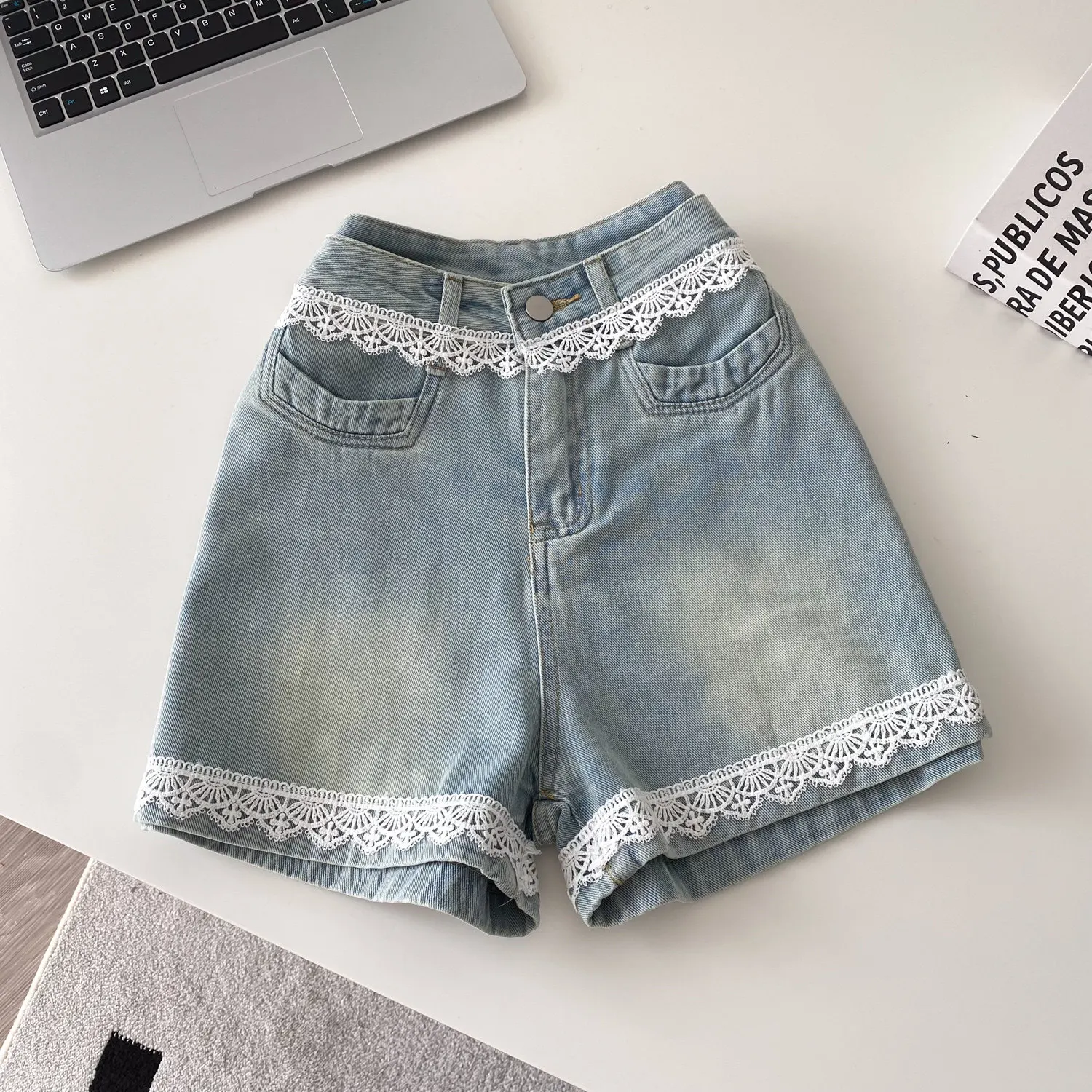 Vintage High Waist Lace Splicing Denim Shorts Women Summer Fashionable Trend A-Line Wide Leg Hot Pants 2026 New Versatile Shorts
Vintage High Waist Lace Splicing Denim Shorts Women Summer Fashionable Trend A-Line Wide Leg Hot Pants 2026 New Versatile Shorts