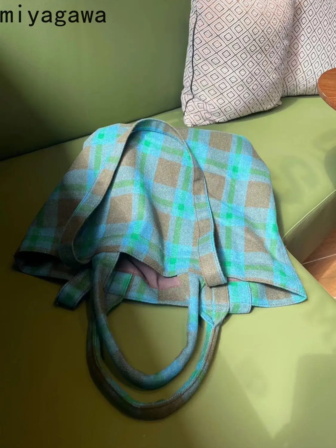 Miyagawa Class Bag Women's New Autumn Winter Green Contrasting Plaid Wool Plaid Retro Single Shoulder Hand-held Bags
Miyagawa Class Bag Women's New Autumn Winter Green Contrasting Plaid Wool Plaid Retro Single Shoulder Hand-held Bags