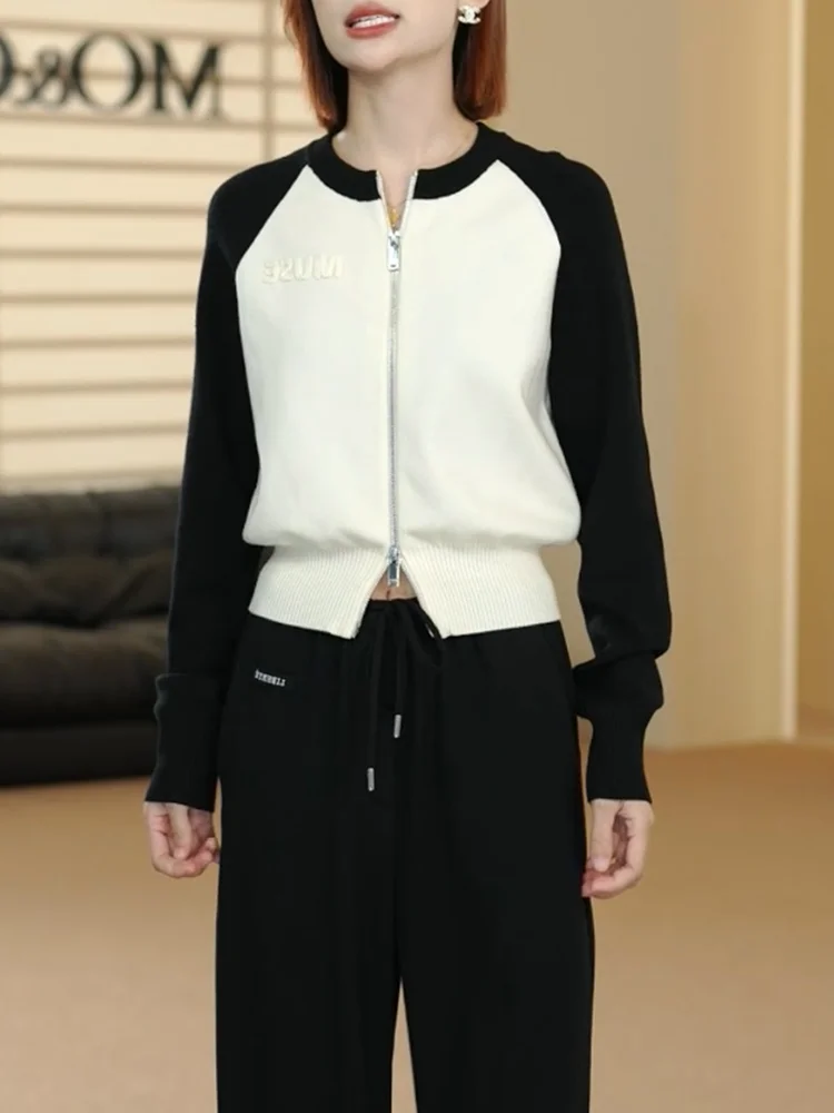 Корейский винтажный вязаный кардиган в черно-белых тонах, осенняя новинка, большие размеры, универсальный модный топ для женщин
Корейский винтажный вязаный кардиган в черно-белых тонах, осенняя новинка, большие размеры, универсальный модный топ для женщин
