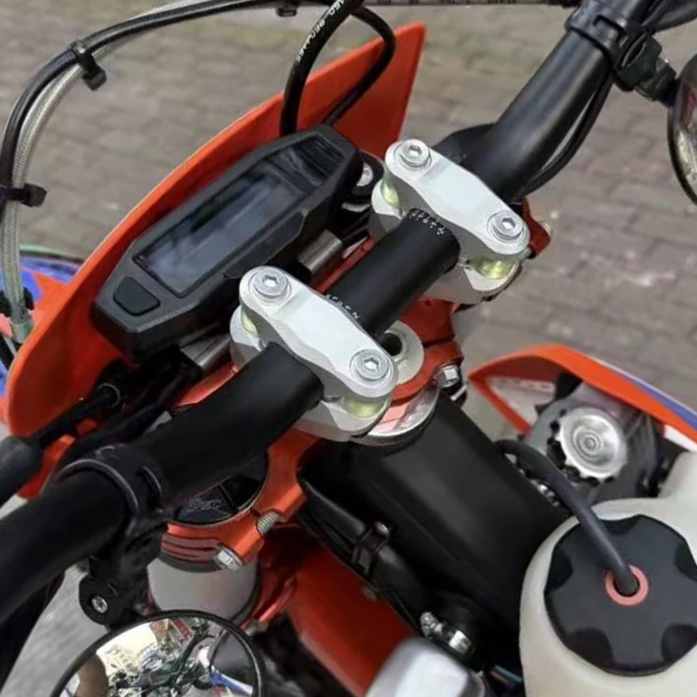 Motorcycle 28mm Handlebar Risers CNC Aluminum Heightening Handlebar Clamp For KTM 690 Duke 790 Adv 1190 ADV 1290 Super Adventure
Motorcycle 28mm Handlebar Risers CNC Aluminum Heightening Handlebar Clamp For KTM 690 Duke 790 Adv 1190 ADV 1290 Super Adventure
