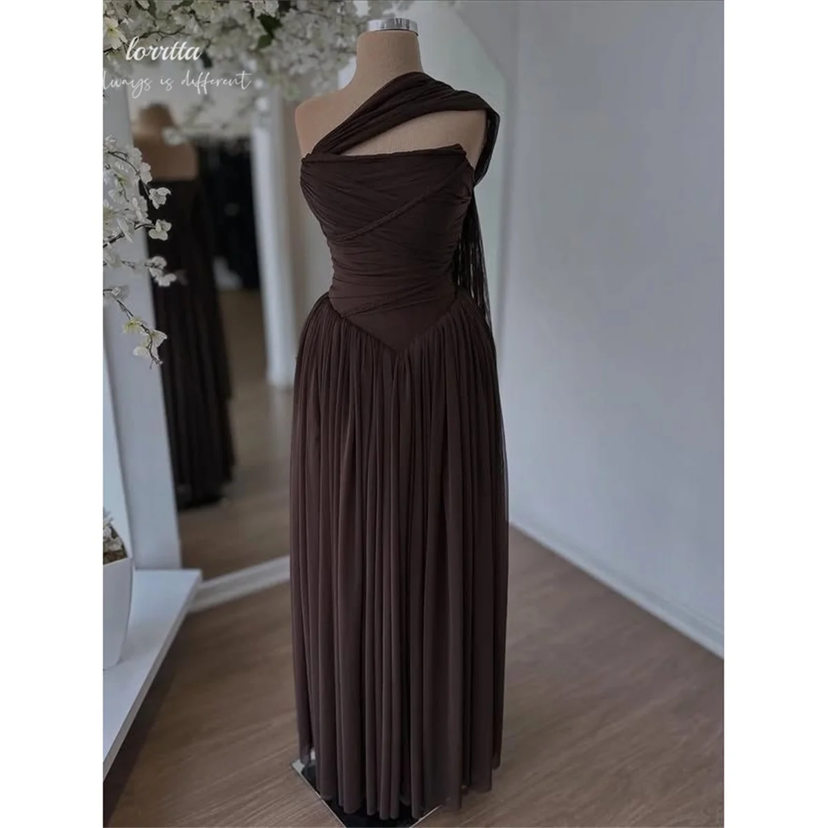 Lorrtta Chiffon One-Shoulder Brown A-Line Elegant Evening Gown Draped Neckline Textured Ruched Bodice Flowing Pleat Customized
Lorrtta Chiffon One-Shoulder Brown A-Line Elegant Evening Gown Draped Neckline Textured Ruched Bodice Flowing Pleat Customized