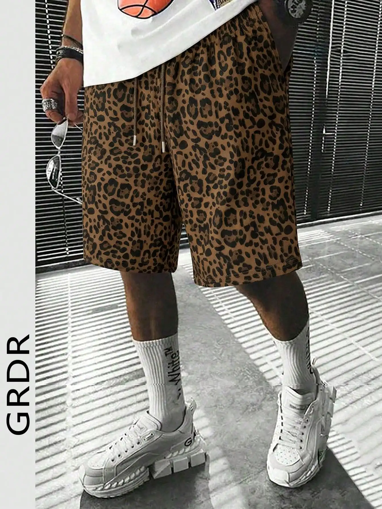 Men Leopard Print Casual Shorts Elastic Waist Drawstring Loose Fit Streetwear Fashion Shorts For Men Summer Daily Wear
Men Leopard Print Casual Shorts Elastic Waist Drawstring Loose Fit Streetwear Fashion Shorts For Men Summer Daily Wear