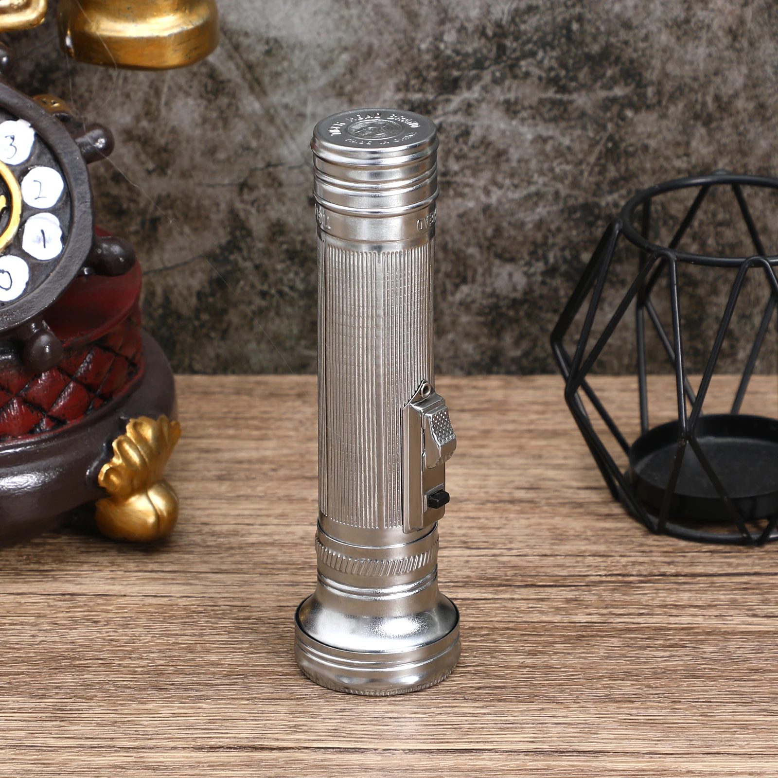 Retro Iron Props 5 Bulbs Small Old-fashioned Handheld Small Flashlight For Outdoor Flashlights for Outdoor Camping
Retro Iron Props 5 Bulbs Small Old-fashioned Handheld Small Flashlight For Outdoor Flashlights for Outdoor Camping