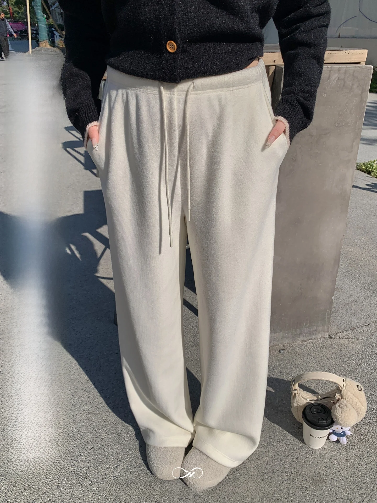 Теплые двусторонние повседневные брюки с высокой талией и широкими штанинами для женщин больших размеров. Новинка сезона осень-зима.
Теплые двусторонние повседневные брюки с высокой талией и широкими штанинами для женщин больших размеров. Новинка сезона осень-зима.