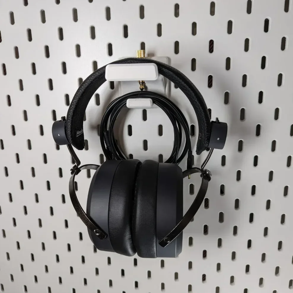 IKEA-sized pegboard headphone hanging accessories, suitable for universal over-ear headphones. Headphone storage stand. SKADIS.
IKEA-sized pegboard headphone hanging accessories, suitable for universal over-ear headphones. Headphone storage stand. SKADIS.