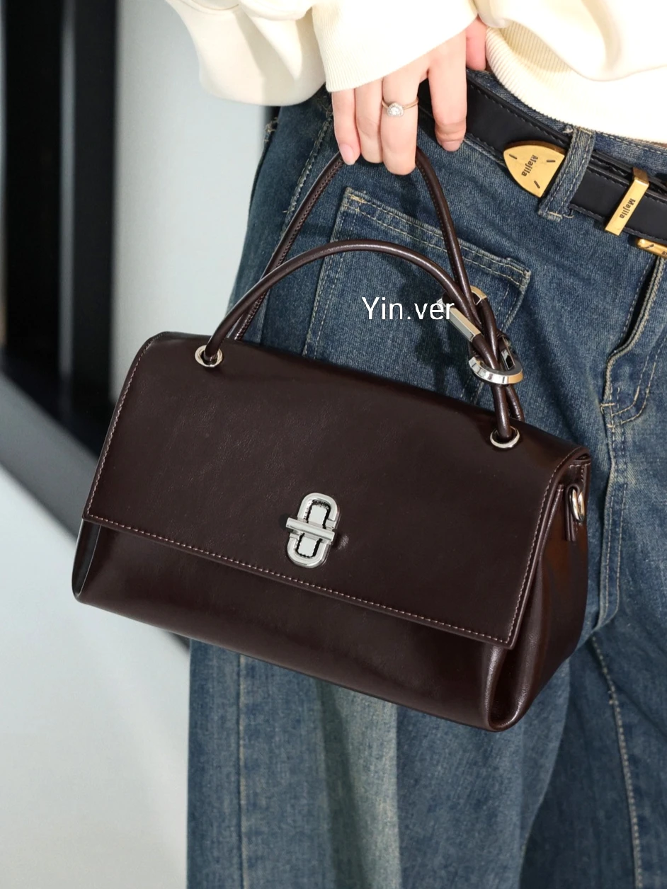 Женская кожаная сумка в стиле ретро, квадратная сумка большой вместимости, универсальная сумка, мягкая кожаная сумка Briti Sle для повседневного использования
Женская кожаная сумка в стиле ретро, квадратная сумка большой вместимости, универсальная сумка, мягкая кожаная сумка Briti Sle для повседневного использования