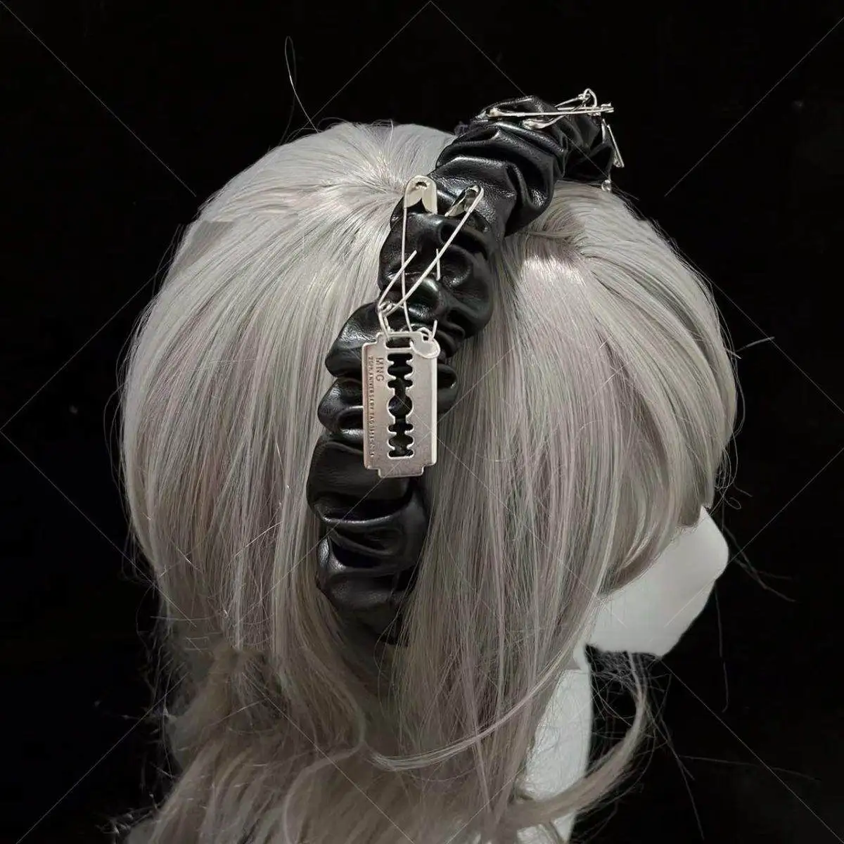 Повязка на голову для женщин в стиле Y2K: темный гот-панк, с цепочкой и складками, с элементами «лезвия»
Повязка на голову для женщин в стиле Y2K: темный гот-панк, с цепочкой и складками, с элементами «лезвия»