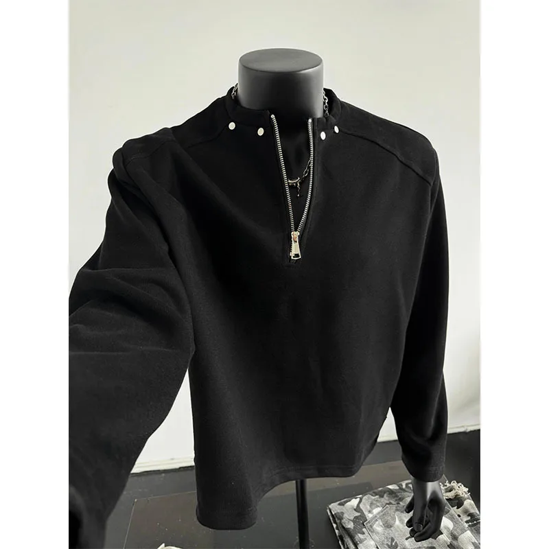 Модная удобная однотонная футболка с длинным рукавом, молнией до середины груди, уплотненными плечами и заклепками, в стиле кэжуал.
Модная удобная однотонная футболка с длинным рукавом, молнией до середины груди, уплотненными плечами и заклепками, в стиле кэжуал.