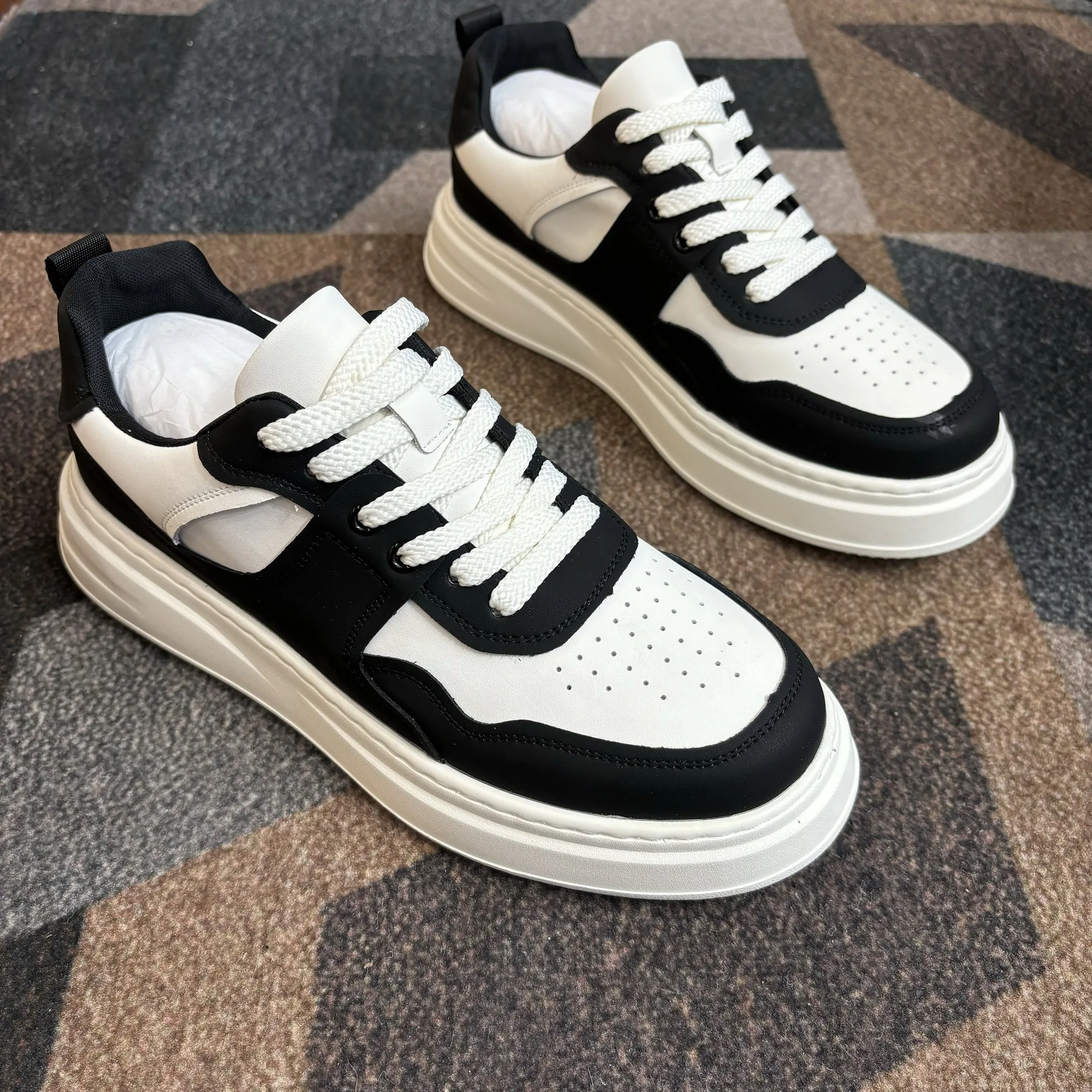 Новые мужские повседневные кроссовки из натуральной кожи 2026 года, молодежные модные кеды на шнуровке с элементами пэчворка
Новые мужские повседневные кроссовки из натуральной кожи 2026 года, молодежные модные кеды на шнуровке с элементами пэчворка