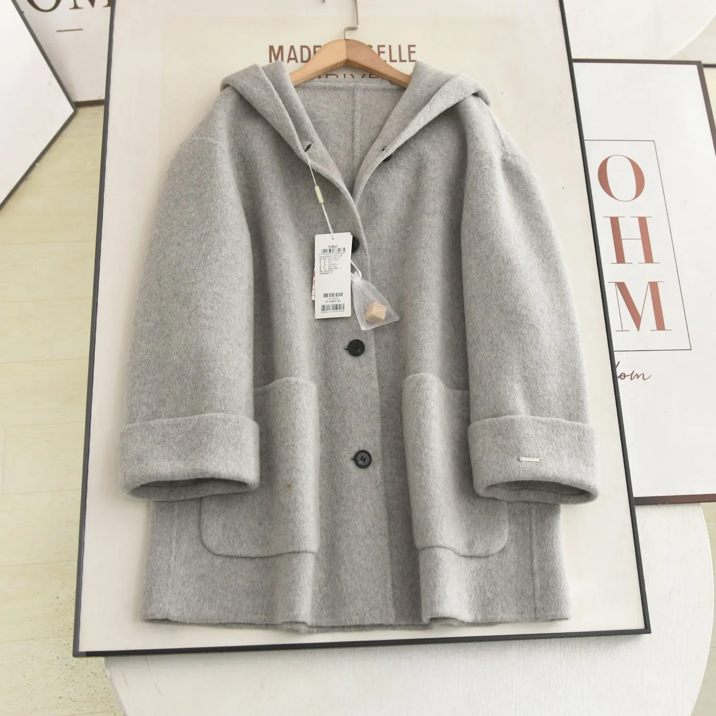 McSystem 2022, осенне-зимнее новое корейское шерстяное пальто с капюшоном, простое шерстяное пальто со свободными глазами для женщин, модная верхняя одежда
McSystem 2022, осенне-зимнее новое корейское шерстяное пальто с капюшоном, простое шерстяное пальто со свободными глазами для женщин, модная верхняя одежда