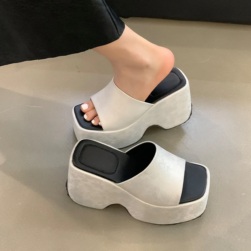 White Chunky Heels Slippers Silver Platform Block High Heels For Women Chinese Flower Wedges Sandals 11cm Outdoor Ladies Shoes
White Chunky Heels Slippers Silver Platform Block High Heels For Women Chinese Flower Wedges Sandals 11cm Outdoor Ladies Shoes