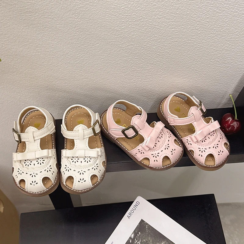 Кожаные сандалии для маленьких девочек с милым бантом, новинка 2023 года, летние пляжные сандалии с закрытым носком для малышей, элегантная праздничная обувь на мягкой подошве для девочек
Кожаные сандалии для маленьких девочек с милым бантом, новинка 2023 года, летние пляжные сандалии с закрытым носком для малышей, элегантная праздничная обувь на мягкой подошве для девочек