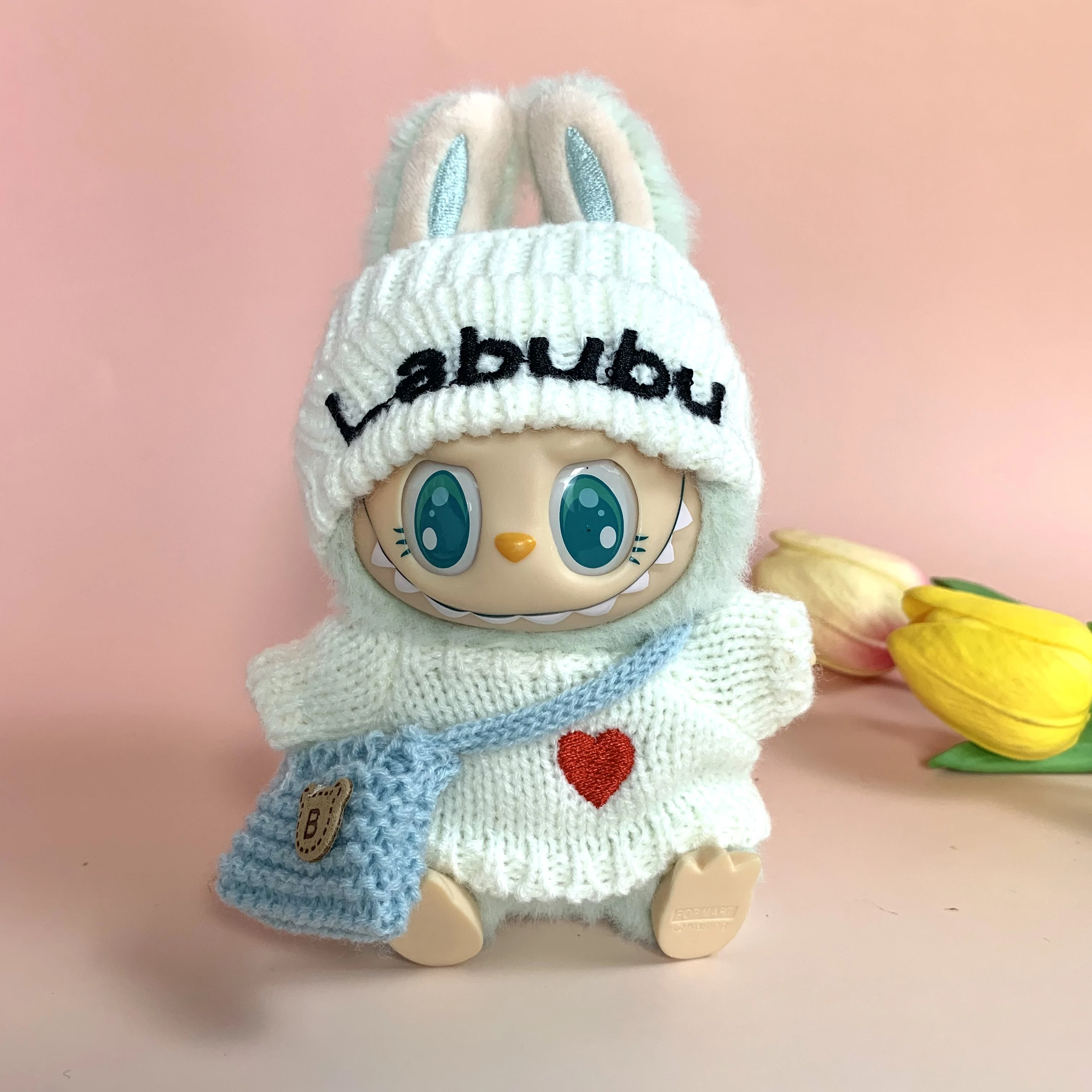 Комплект вязаного свитера и шапки Labubu Gen 1&2 — зимний наряд для куклы на День святого Валентина
Комплект вязаного свитера и шапки Labubu Gen 1&2 — зимний наряд для куклы на День святого Валентина