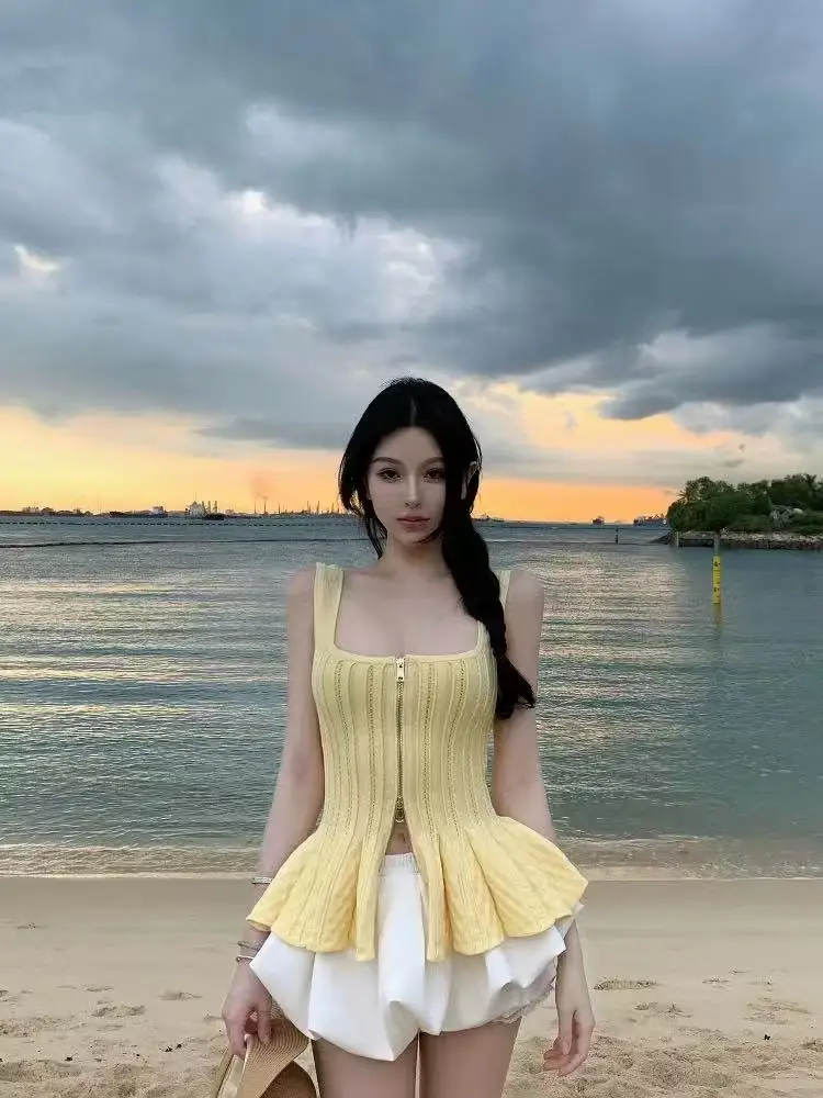 New Women Black White Sleeveless Ruffle Edge Pleated Short Vest Clothing Summer Streetwear Yellow Zipper Knitted Tanks Tops Slim
New Women Black White Sleeveless Ruffle Edge Pleated Short Vest Clothing Summer Streetwear Yellow Zipper Knitted Tanks Tops Slim