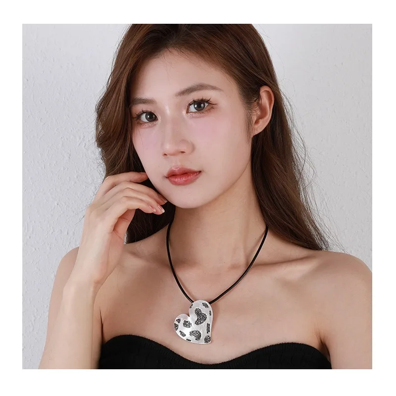 New Necklace Versatile Fashion Popular Necklace Love Brushed Short URL Simple Women's Jewelry
New Necklace Versatile Fashion Popular Necklace Love Brushed Short URL Simple Women's Jewelry