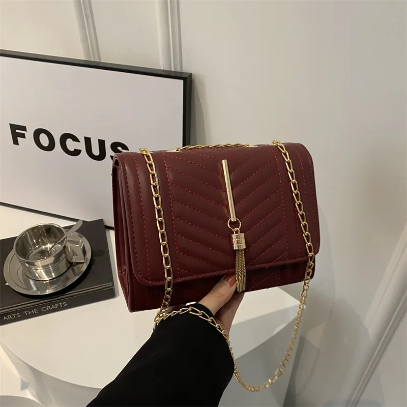 2025 Trendy Quilted Crossbody Bag for Women - Stylish Shoulder Purse with Chain Strap & Fringe Detail, Minimalist Square Handbag 
2025 Trendy Quilted Crossbody Bag for Women - Stylish Shoulder Purse with Chain Strap & Fringe Detail, Minimalist Square Handbag