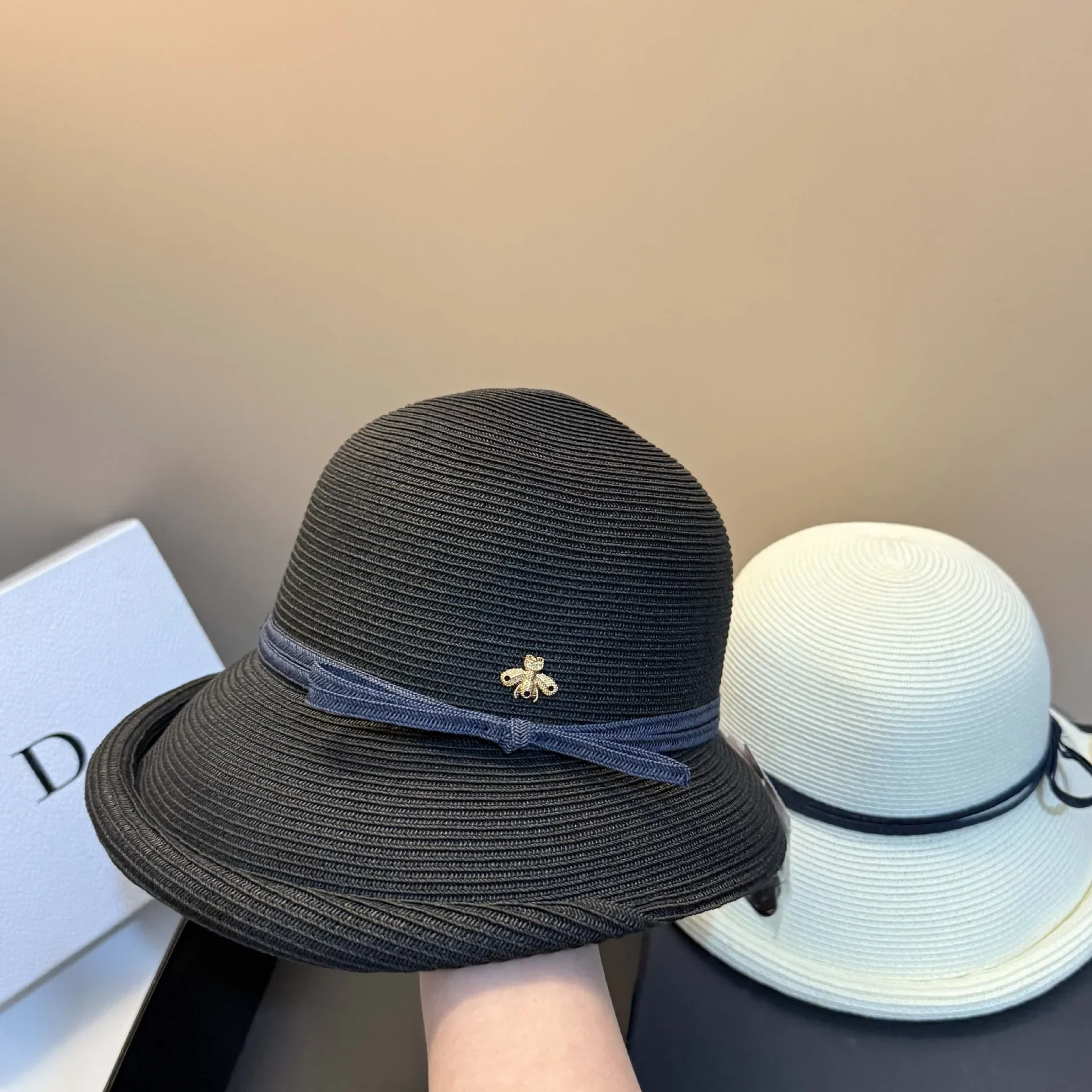 2025Summer Hepburn Inspired Fine Grass Woven Bucket Hat for Women Bow Adorned,Rolled Eaves Design for Outdoor Sunshade Sunscreen
2025Summer Hepburn Inspired Fine Grass Woven Bucket Hat for Women Bow Adorned,Rolled Eaves Design for Outdoor Sunshade Sunscreen