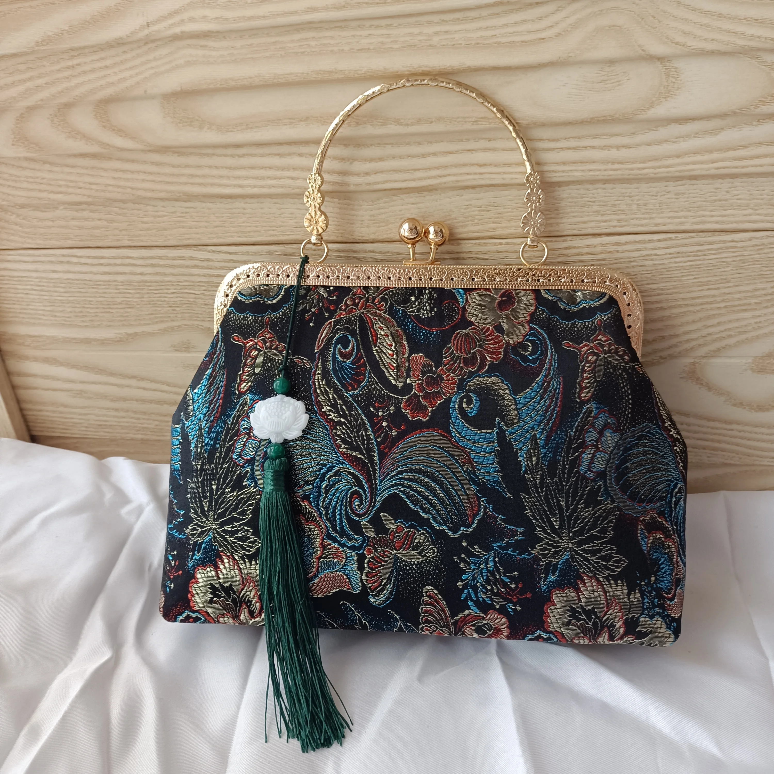 Vintage Mother Gift Flowers Bags Top Handle Bag Tote Women's Handbags Purses Metal Lock Bags Chain Women Shoulder Crossbody Bags
Vintage Mother Gift Flowers Bags Top Handle Bag Tote Women's Handbags Purses Metal Lock Bags Chain Women Shoulder Crossbody Bags