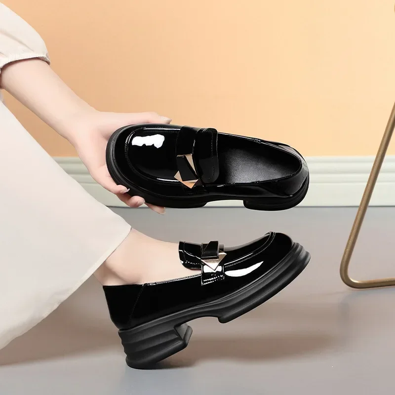 Универсальные туфли на платформе в британском стиле, 5 см, женские лоферы на толстой подошве, осень 2024, мягкая кожаная обувь на квадратном каблуке для офисной мамы 
Универсальные туфли на платформе в британском стиле, 5 см, женские лоферы на толстой подошве, осень 2024, мягкая кожаная обувь на квадратном каблуке для офисной мамы