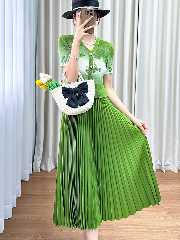 Summer Trendy V-Neck Short Sleeve High Waist A-Line Pleated Dress Women's Elegant Commute Print Dress Silk Material
Summer Trendy V-Neck Short Sleeve High Waist A-Line Pleated Dress Women's Elegant Commute Print Dress Silk Material
