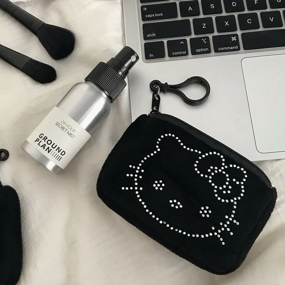 Sanrio Hello Kitty Cute Cartoon Zipper Portable Zero Wallet, Fashion Plush Mini Storage, Black Key Bag, Portable Earphones Bags
Sanrio Hello Kitty Cute Cartoon Zipper Portable Zero Wallet, Fashion Plush Mini Storage, Black Key Bag, Portable Earphones Bags