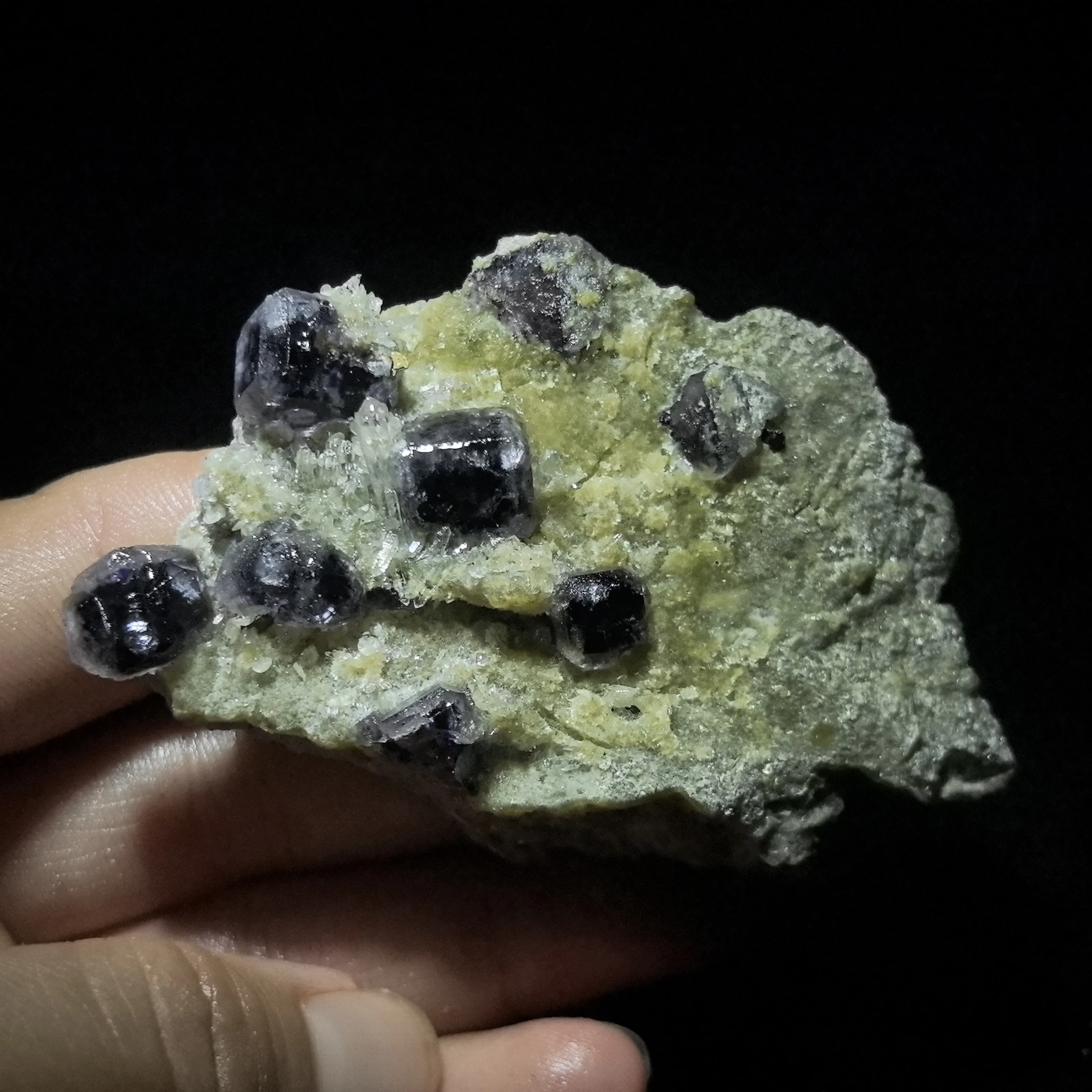 Natural window purple fluorite crystal cluster mica mineral specimen, healing energy, home decoration collection
Natural window purple fluorite crystal cluster mica mineral specimen, healing energy, home decoration collection