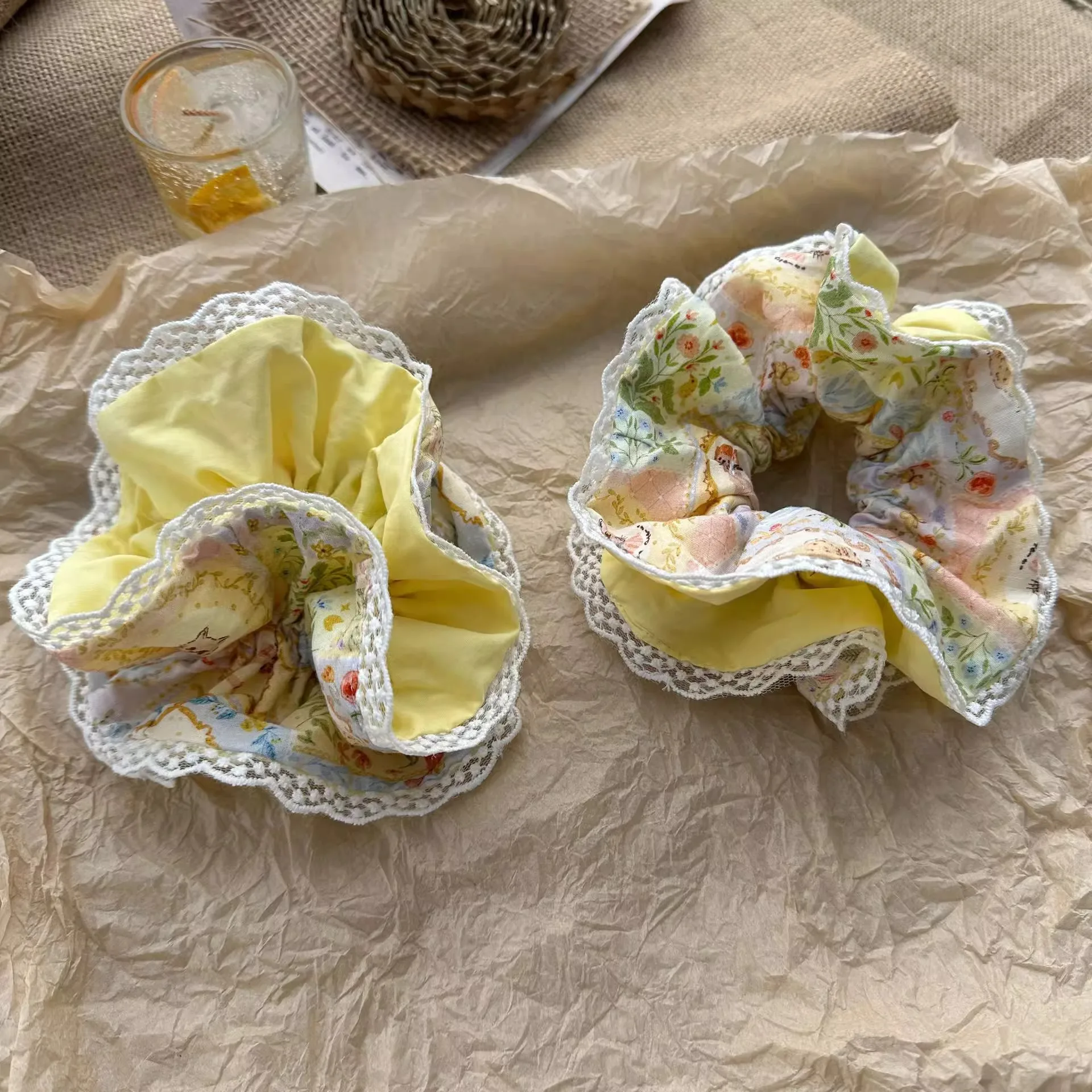 1 Pcs Women's Hair Scrunchies Oil Painting Floral Lace Border Korean Sweet Artistic Elastic Hair Bands Elegant Hair Accessories
1 Pcs Women's Hair Scrunchies Oil Painting Floral Lace Border Korean Sweet Artistic Elastic Hair Bands Elegant Hair Accessories