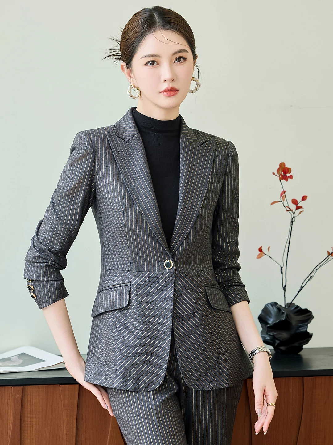 Elegant Striped Suit Jacket Women's Professional Workwear Commute Slim Fit One Button Formal Set Autumn 2025 Fashion
Elegant Striped Suit Jacket Women's Professional Workwear Commute Slim Fit One Button Formal Set Autumn 2025 Fashion