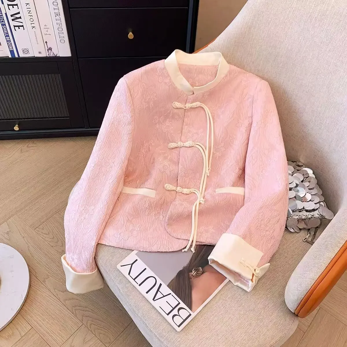Pink Flower Jacquard Single Breasted Short Jacket Women Vintage Korean Long Sleeve Tangsuit Cheongsam Coats Chinese Style Tops
Pink Flower Jacquard Single Breasted Short Jacket Women Vintage Korean Long Sleeve Tangsuit Cheongsam Coats Chinese Style Tops