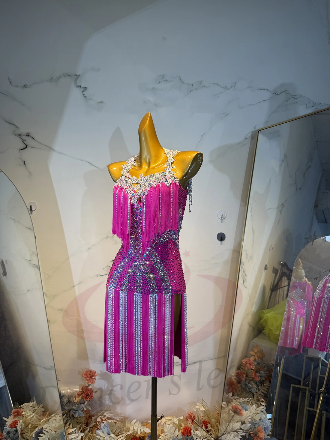 Платье для латиноамериканских танцев для взрослых и детей, с неоновой бахромой, стразами и полосками из страз, на заказ, класса люкс, для ча-ча, танго, женская одежда
Платье для латиноамериканских танцев для взрослых и детей, с неоновой бахромой, стразами и полосками из страз, на заказ, класса люкс, для ча-ча, танго, женская одежда