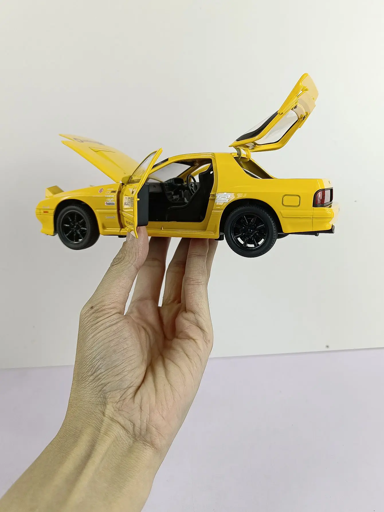 Модель спортивного автомобиля из сплава Mazda RX7 1:24 имеет имитирующие функции звука и освещения, богатые детали, хорошее качество изготовления.
Модель спортивного автомобиля из сплава Mazda RX7 1:24 имеет имитирующие функции звука и освещения, богатые детали, хорошее качество изготовления.