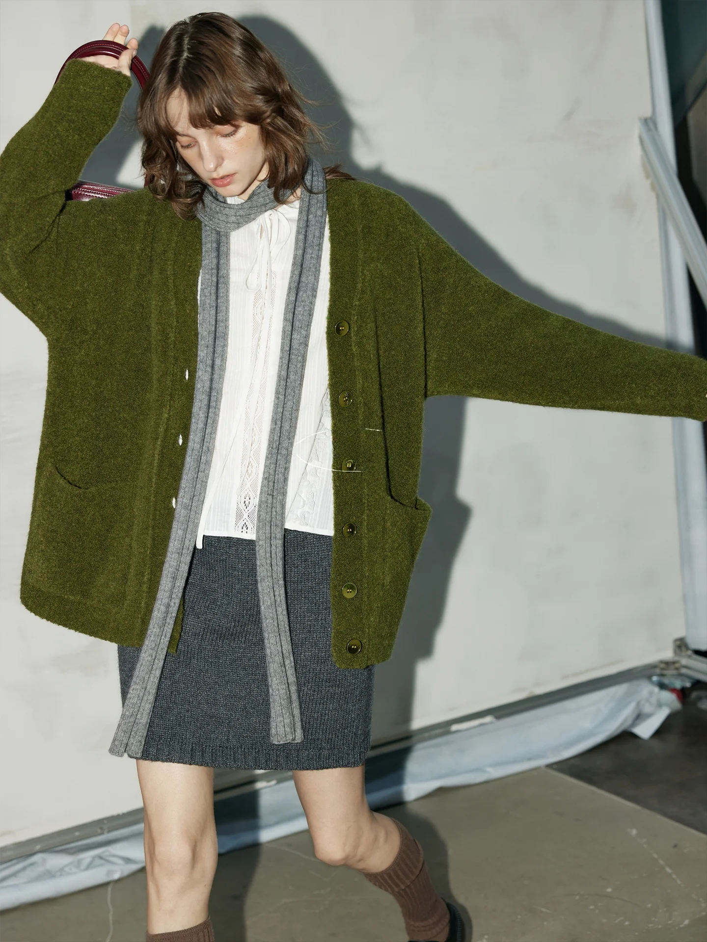 Корейский шерстяной кардиган средней длины с открытым передом, мягкая шерсть 70%, прочие волокна 30%, длинный рукав, круглый вырез, для повседневной носки
Корейский шерстяной кардиган средней длины с открытым передом, мягкая шерсть 70%, прочие волокна 30%, длинный рукав, круглый вырез, для повседневной носки