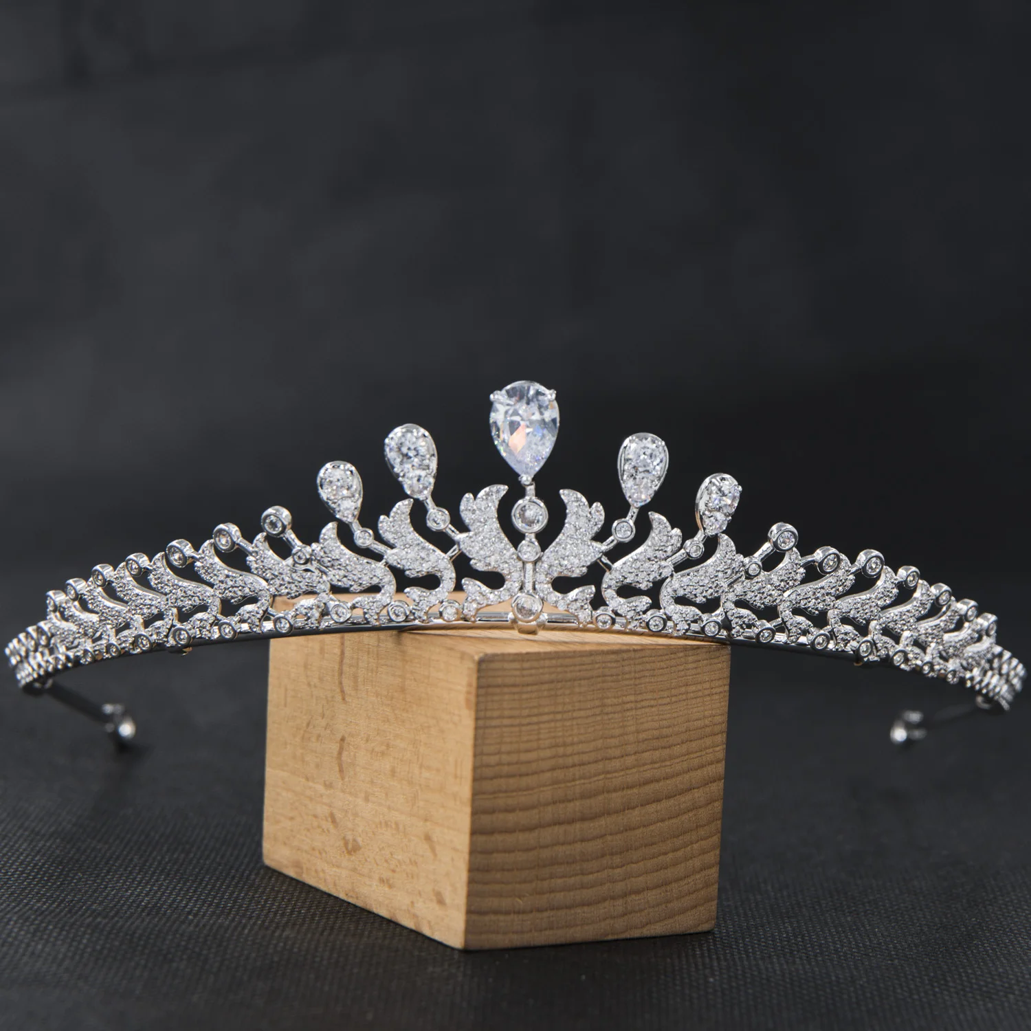 Fashion Bride Crowns Cubic Zirconia Tiaras Wedding CZ Headdress Princess Birthday Party Hair Accessories CH10477
Fashion Bride Crowns Cubic Zirconia Tiaras Wedding CZ Headdress Princess Birthday Party Hair Accessories CH10477