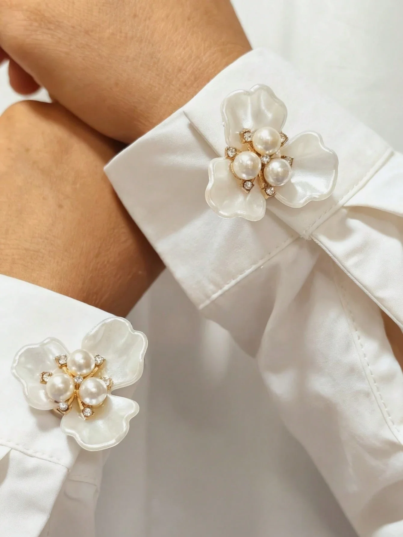 Pearl Flower Cufflinks Clip-On Shirt Buttons For Formal Wear Wedding Accessories
Pearl Flower Cufflinks Clip-On Shirt Buttons For Formal Wear Wedding Accessories