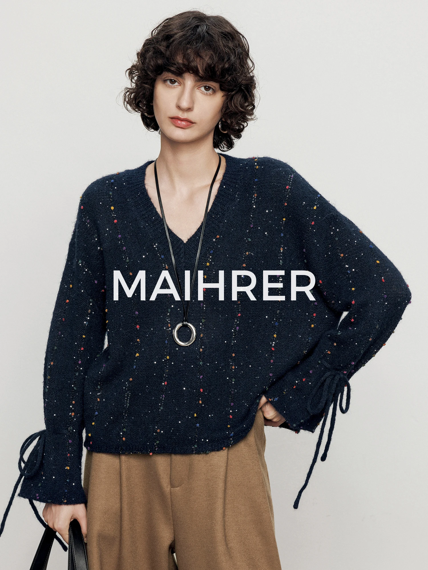 Вязаный свитер Maiher с V-образным вырезом, женский, свободного кроя, повседневный, осенне-зимний, модный, удобный, из нейлоновой смеси, с длинными рукавами
Вязаный свитер Maiher с V-образным вырезом, женский, свободного кроя, повседневный, осенне-зимний, модный, удобный, из нейлоновой смеси, с длинными рукавами