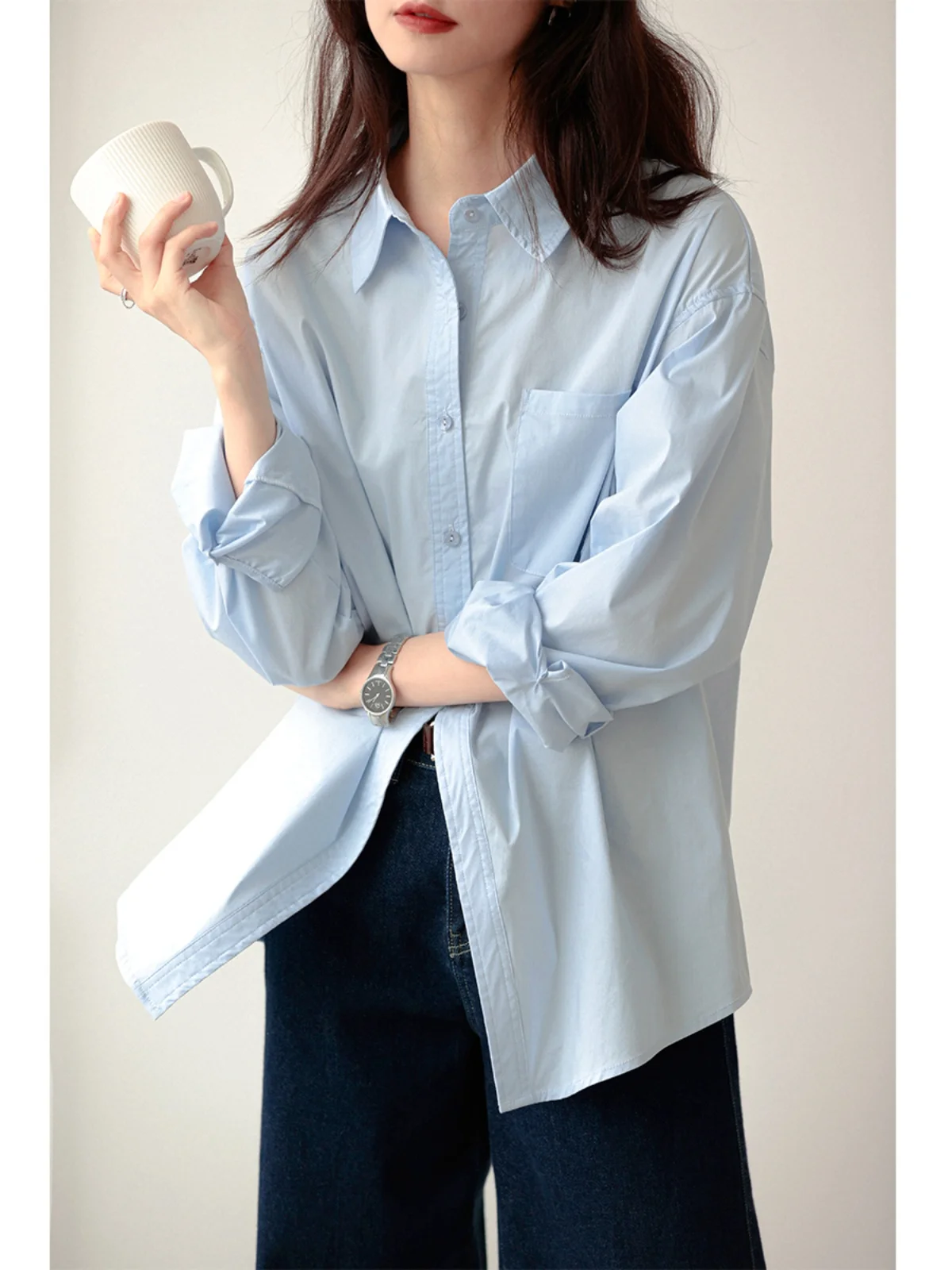 Синяя хлопковая рубашка с длинным рукавом для женщин, свободного кроя, удобная, дышащая, из высокоплотного хлопка, простой дизайн, оригинальный стиль, повседневная.
Синяя хлопковая рубашка с длинным рукавом для женщин, свободного кроя, удобная, дышащая, из высокоплотного хлопка, простой дизайн, оригинальный стиль, повседневная.